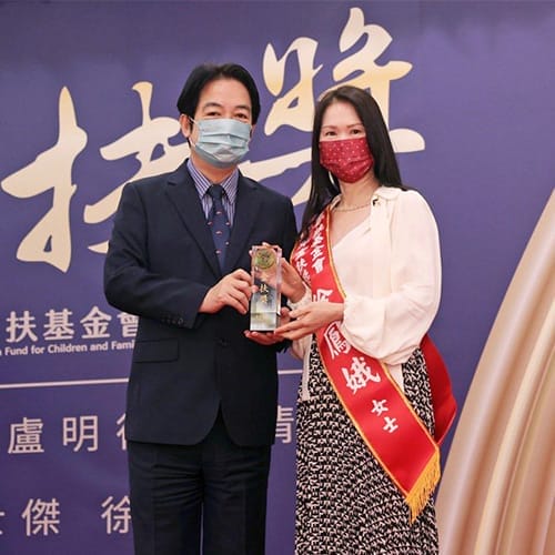 生麗國際創辦人 獲頒2022金扶獎